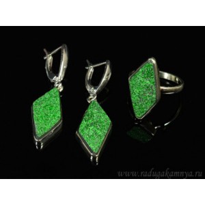 Кольцо и серьги из уваровита
