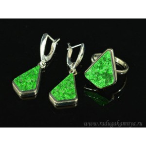 Кольцо и серьги из уваровита