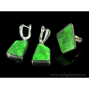 Кольцо и серьги из уваровита