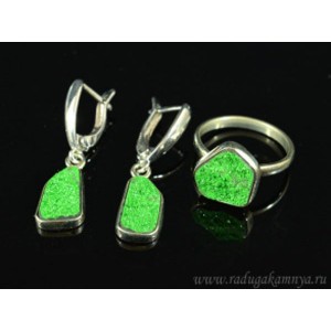 Кольцо и серьги из уваровита