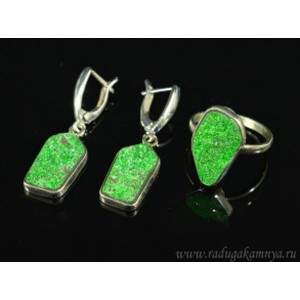 Кольцо и серьги из уваровита