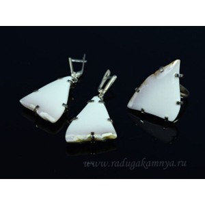 Кольцо и серьги с кахолонгом Кольцо и серьги с кахолонгом