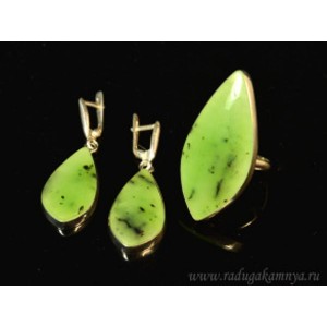 Кольцо и серьги с нефритом
