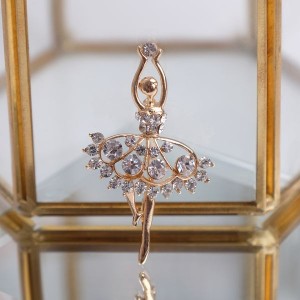 Брошь "Балерина" ан лер, цвет белый, цвет золотистый (стразы, бижутерный сплав) Брошь "Балерина" ан лер, цвет белый, цвет золотистый (стразы, бижутерный сплав)