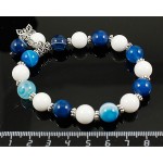 Браслет из агата синего (тонировка) и агата белого (иск.), шарик 10мм, с подвеской