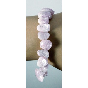 Браслет из кунцита, галтовка на резинке