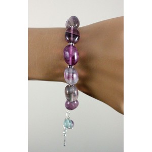 Браслет из флюорита, бочонки 16х12мм, с подвеской