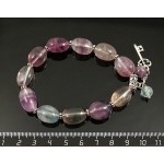 Браслет из флюорита, бочонки 16х12мм, с подвеской