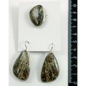 Кольцо и серьги из уткинита, треугольник 34х19мм р-р 18 Кольцо и серьги из уткинита, треугольник 34х19мм р-р 18