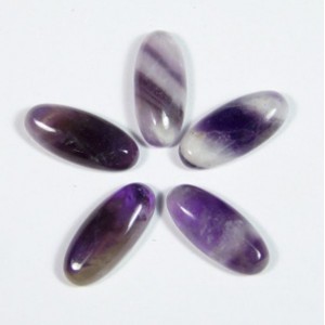 Кабошон из аметиста овал, 8*18*4,5мм.