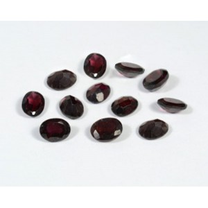 Кабошон из граната гр. овал 6*8мм, 1,45ct