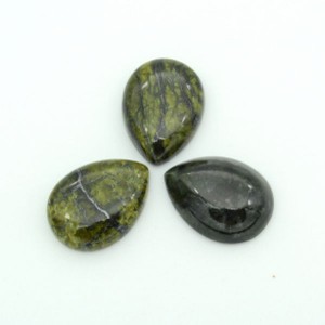 Кабошон из змеевика темного капля 15*20*6мм