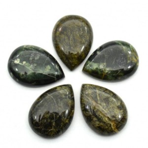 Кабошон из змеевика капля 18*25*6мм