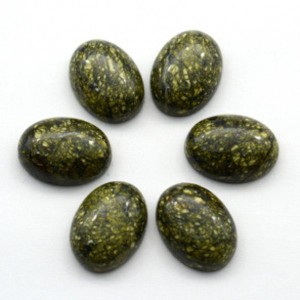 Кабошон из змеевика овал 12*16*5мм.