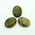 Кабошон из змеевика светлого овал 15*20*6мм. Кабошон из змеевика светлого овал 15*20*6мм.