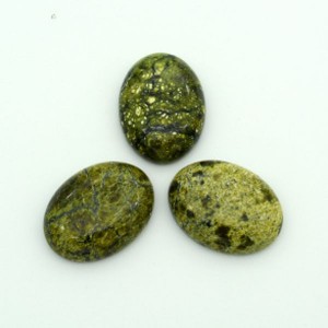 Кабошон из змеевика светлого овал 15*20*6мм.