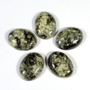 Кабошон из змеевика овал 15*20*5мм.