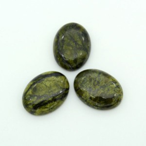 Кабошон из змеевика тёмного овал 15*20*6мм. Кабошон из змеевика тёмного овал 15*20*6мм.