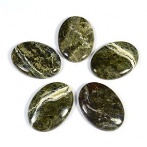 Кабошон из змеевика овал 25*35*6мм