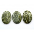 Кабошон из змеевика овал 25*35*6мм