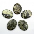Кабошон из змеевика овал 30*40*6мм Кабошон из змеевика овал 30*40*6мм