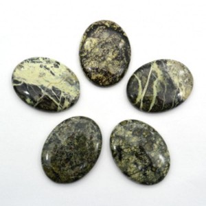 Кабошон из змеевика овал 30*40*6мм Кабошон из змеевика овал 30*40*6мм