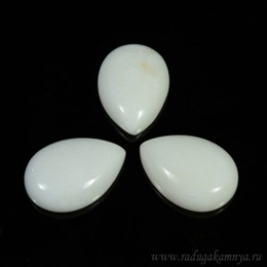 Кабошон из кальцита белого капля 13*18*5мм