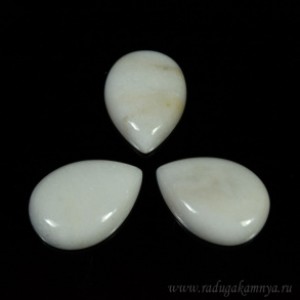 Кабошон из кальцита белого капля 18*25*6мм