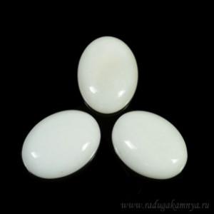 Кабошон из кальцита белого овал 13*18*5мм