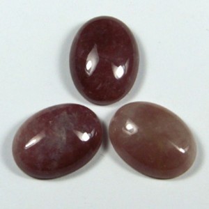 Кабошон из кварца (клубничный) , 15*20*7мм.