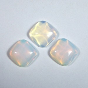 Кабашон из лунного камня квадрат,  16*16*6мм.