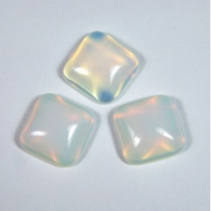 Кабашон из лунного камня квадрат, 20*20*8мм. Кабашон из лунного камня квадрат, 20*20*8мм.