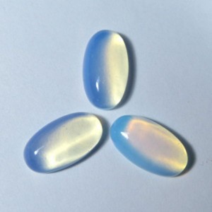 Кабашон из лунного камня,  9*16*5мм.