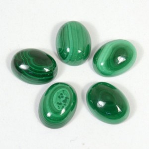 Кабошон из малахита овал 12*16*6мм.