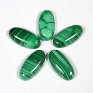 Кабошон из малахита овал, 12*24*5мм.