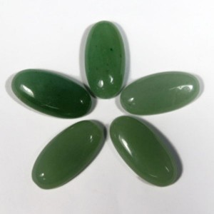 Кабошон из кварца (цвет нефрит) овал, 15*30*6мм.