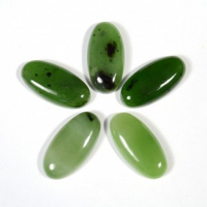 Кабошон из нефрита овал 12*24*5,5мм.