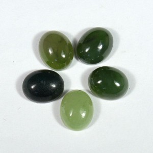 Кабошон из нефрита овал 8*10*4мм.