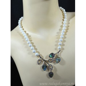 Бусы из майорки белой, Кулон "Веточка" из перламутра гелиотис, 48см