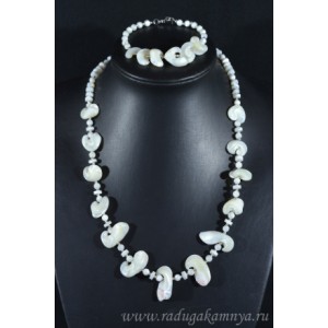 Колье и браслет из перламутра Ракушки, цвет белый, 51см, 19см Колье и браслет из перламутра Ракушки, цвет белый, 51см, 19см