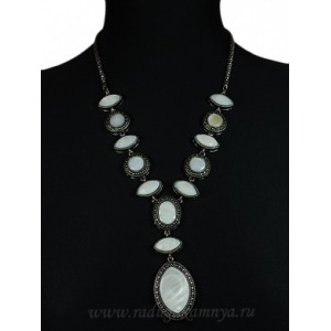 Колье с перламутром на металлической основе рис 30*40мм, 54см