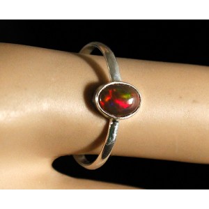 C925 Кольцо 0.94г опал черный (нат. эфиопский), эффект алый, кабошон овал 7х5мм р-р 18