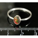 C925 Кольцо 0.94г опал черный (нат. эфиопский), эффект алый, кабошон овал 7х5мм р-р 18