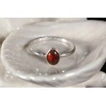 C925 Кольцо 0.94г опал черный (нат. эфиопский), эффект алый, кабошон овал 7х5мм р-р 18