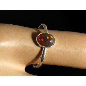 C925 Кольцо 0.96г опал коричневый (нат. эфиопский), эффект алый, кабошон овал 8х5.5мм р-р 18
