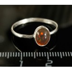 C925 Кольцо 0.96г опал коричневый (нат. эфиопский), эффект алый, кабошон овал 8х5.5мм р-р 18