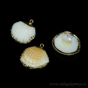 Кулон из перламутра ракушка 22*20мм в золотистом обрамлении