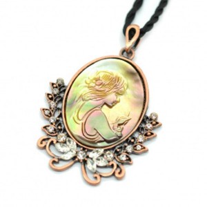 Кулон на шнурке с перламутром "Камея" 47*60мм, 47см Кулон на шнурке с перламутром "Камея" 47*60мм, 47см