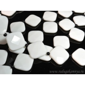 Бусины из агата белого (иск.) ромб гр.35*35мм, 40см, 10 бусин