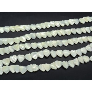 Бусины из перламутра сердце 15*15мм, цвет белый, 39см, 32 бусины